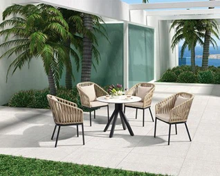 Wicker stól við sundlaugina og álborð